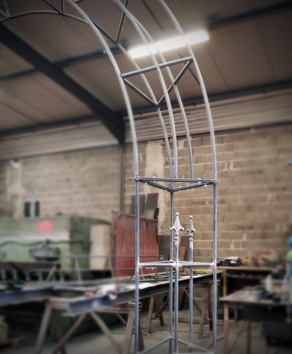 Arche en fer forgé à fleurs de lys en cours de fabrication dans l'atelier S&MA