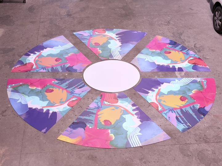 Disque d'ombrière aux panneaux colorés assemblé au sol dans l'atelier S&MA