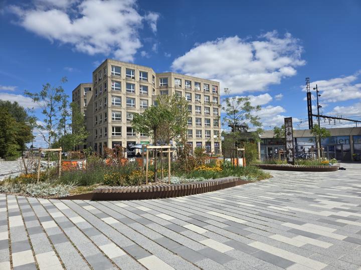 Bancs en lames bordant des massifs plantés sur le parvis de la gare de Saint-Pierre-des-Corps