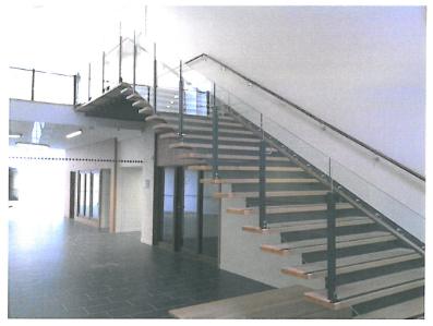 Escalier intérieur à structure métallique, marches en bois et garde-corps