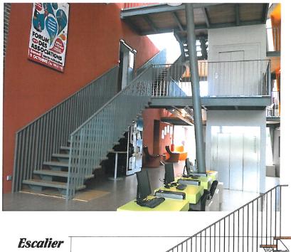 Escalier extérieur métallique et passerelle d'accès sur un bâtiment