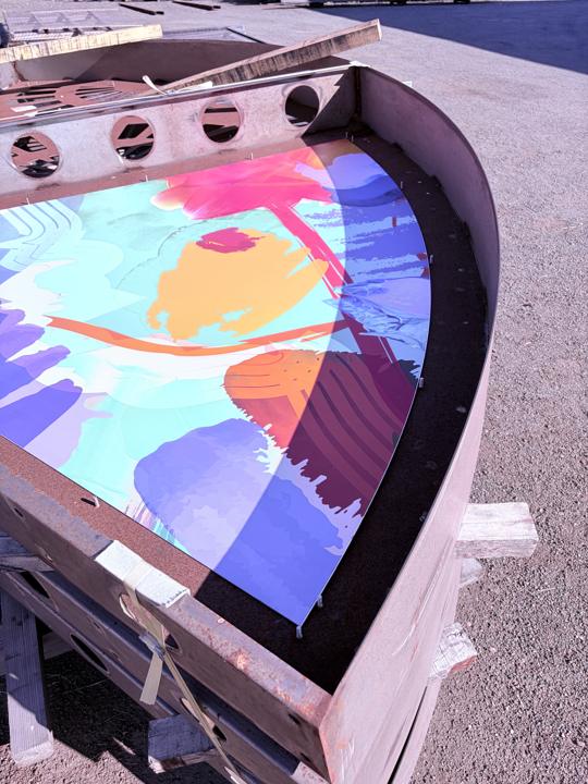 Secteur d'ombrière en acier avec panneau coloré en cours de fabrication dans l'atelier S&MA