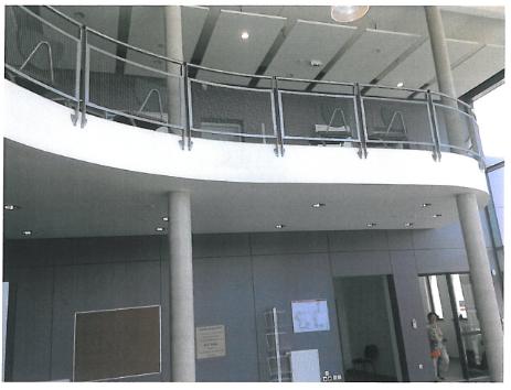 Garde-corps métallique courbe d'une mezzanine dans un hall
