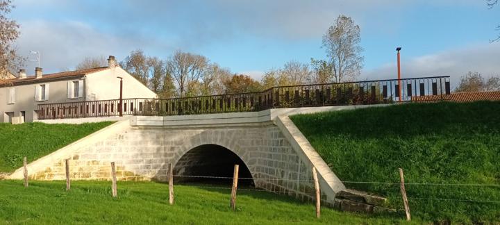 Garde-corps en acier vieilli posé sur le pont ancien du lavoir à Champniers en Charente
