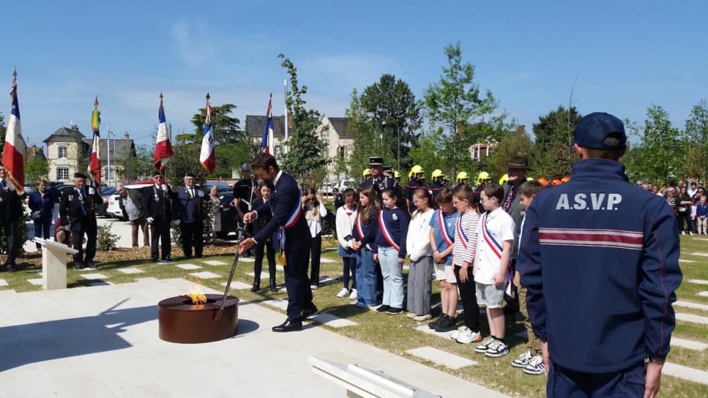 Cérémonie d'inauguration de la flamme du souvenir à Salbris avec porte-drapeaux et élèves