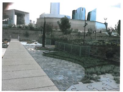 Lisses de séparation et brise-vue sur une esplanade urbaine