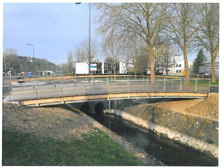 Passerelle métal et bois franchissant un petit cours d'eau en ville