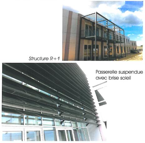 Passerelle métallique suspendue avec brise-soleil sur une façade de bâtiment