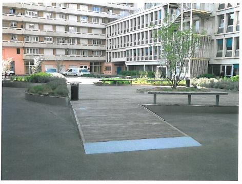 Rampe d'accès et aménagement métal et bois sur un parvis