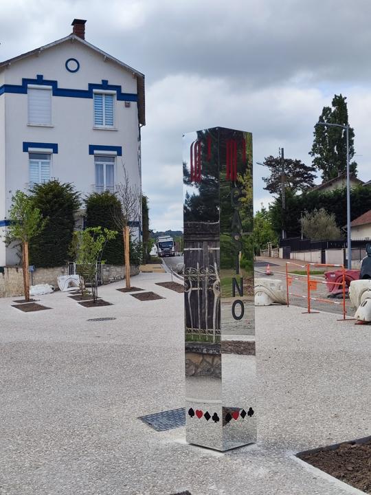 Totem en inox miroir reflétant la rue et les façades