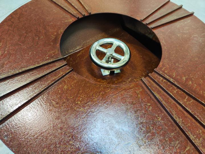 Vasque commémorative en acier vieilli avec rayons découpés et brûleur central de la flamme du souvenir
